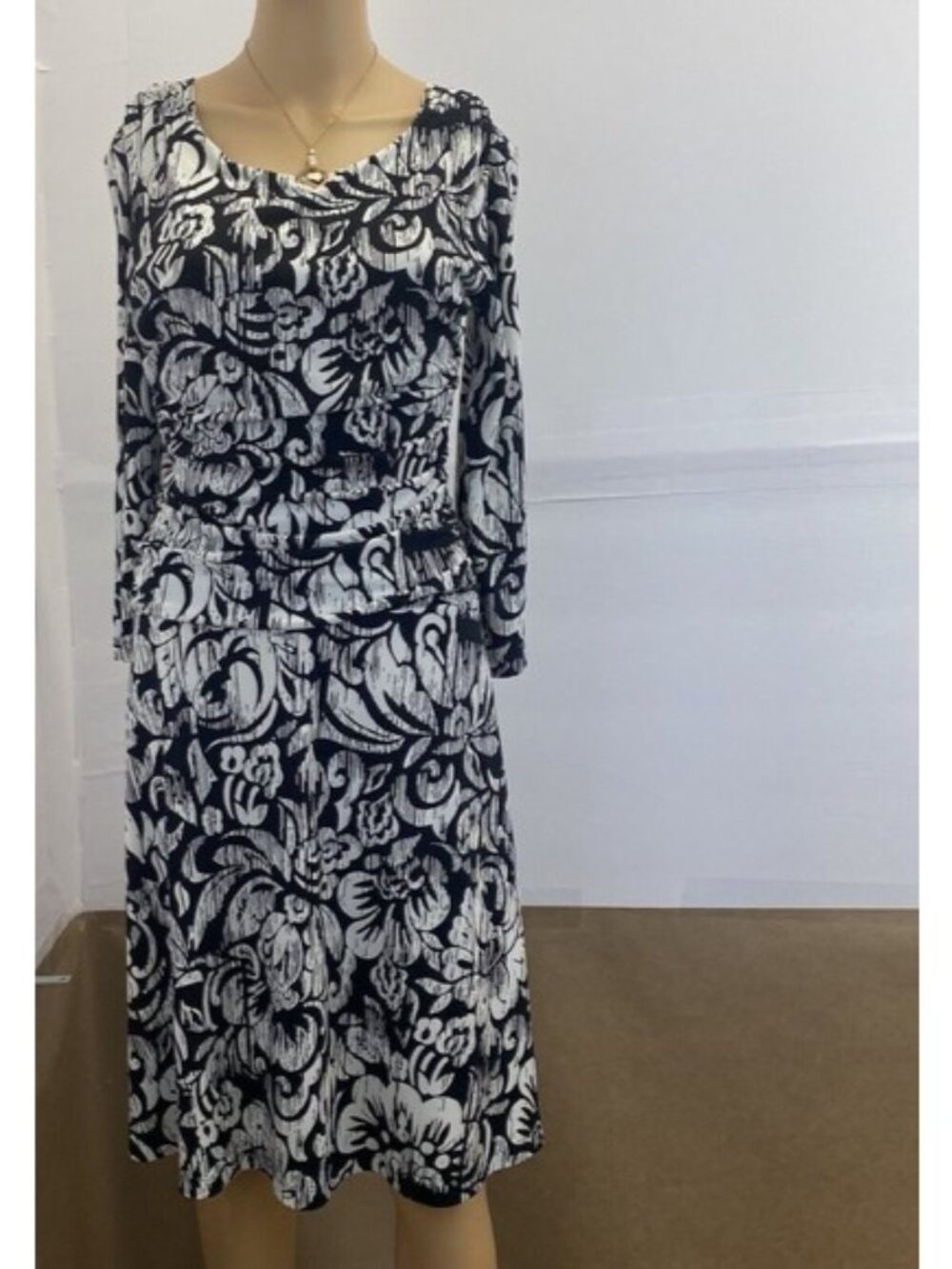 Saint Tropez west Women black and white 3/4 sleeve Dress size 8 Stretch‎ Floral